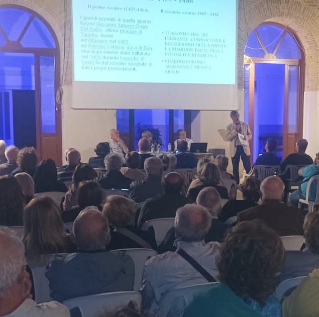 Foto evento dipartimento storia di Vasto con platea e tavolo relatori